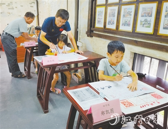 学生在“青少年学堂”举办的培训班上学习书法。