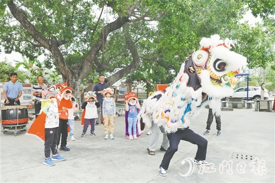 仓前村保留了完整的具有开平本土特色的村落元素及民间习俗，仓前舞狮更是开平地区完整流传至今的本土民俗。