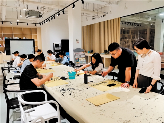 江门市“蓬友圈”党群服务中心推出“党群小夜校”。图为书法班活动现场。