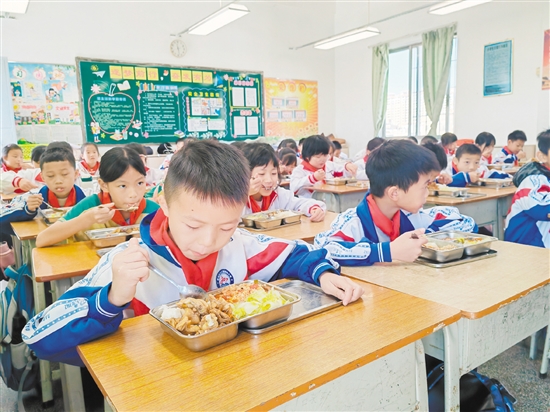 新会进一步规范学校食堂和供应商管理，让孩子们吃得健康、放心。冯瑶君