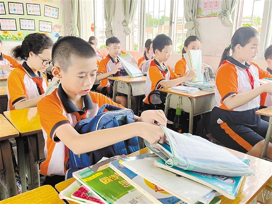 新会各校加强作业管理，为学生减轻书包重量。