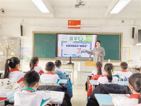 圭峰小学推进《青苹果》进课堂，阅读课上，老师引导同学们享受阅读的乐趣，积累写作素材。