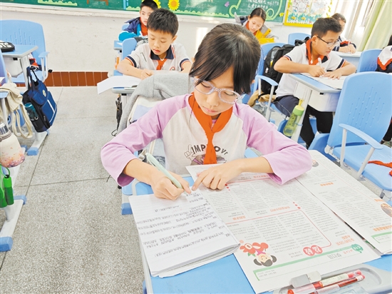 双水镇东凌小学学生摘抄《青苹果》上好词好句。