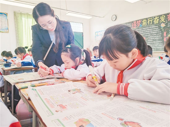 三江镇联和小学课堂上，赵瑞瑜老师给学生讲如何活用《青苹果》写作文。