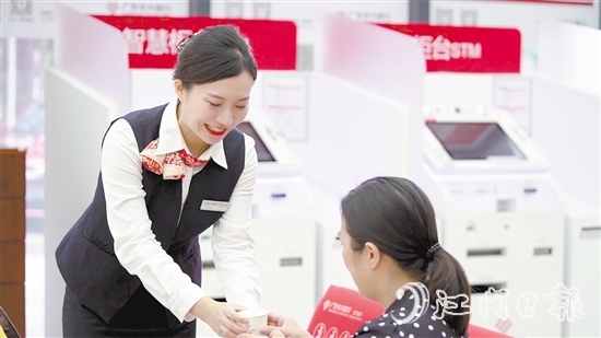 广东华兴银行江门分行为客户提供优质金融服务。