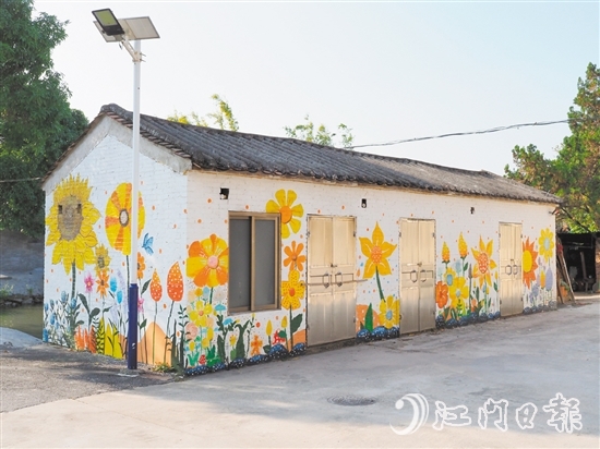 双桥村发动返乡大学生设计独具双桥特色的墙绘。