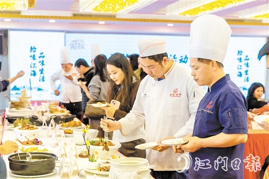 评委们用专业的味蕾去感受每一道菜的独特风味。受访者供图