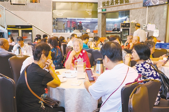 我市积极引进餐饮企业参与老年助餐服务，图为长者在谭记猪腰汤等候就餐。刘淑君