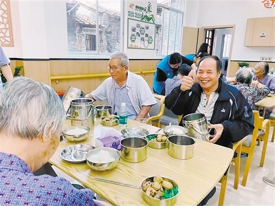 长者饭堂解决了老年人吃饭问题，让他们可以开心地享用午餐。