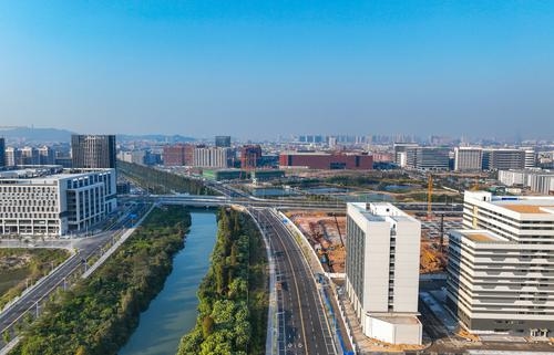 从荒野鱼塘到厂房林立，江门市安全应急产业园配套日益完善。邱昱