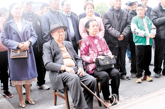 老县长冯炎携夫人参加活动。