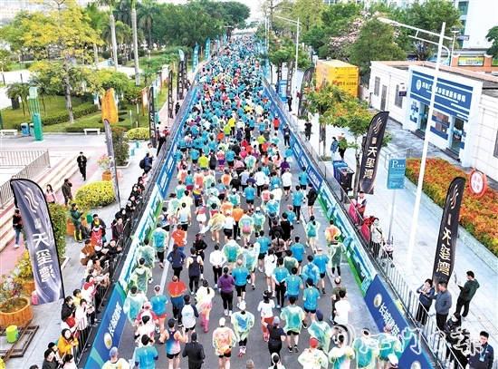 2024恩平温泉半程马拉松欢乐开跑。徐卫良