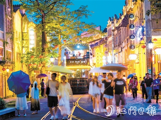 赤坎华侨古镇运营后，重现百年古埠风采。图为赤坎华侨古镇夜色。张志旺摄