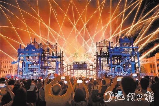 今年国庆期间,赤坎华侨古镇的“火秀”表演火出圈。 今年国庆期间,赤坎华侨古镇的“火秀”表演火出圈。