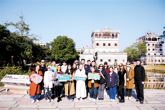 国际旅行商、旅行达人在开平自力村碉楼群景区合影留念。