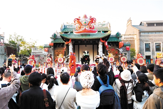 江门精彩的民俗演出吸引众多游客。