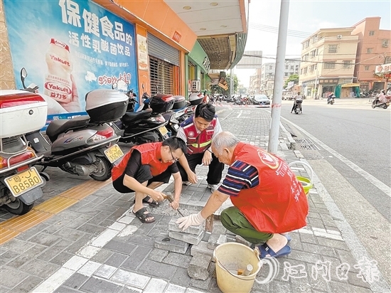 网格员和志愿者一同修复路面。
