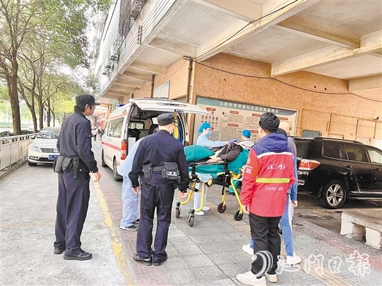 网格员协助医护人员救助突发意外的老人。