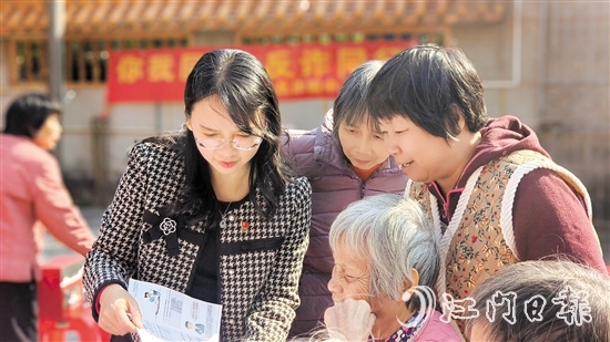 宣传人员向村民普及金融知识。