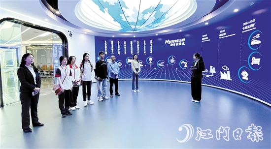 江门海目星的激光设备融入了工业机器人、数控机床、5G等技术，可以在部分流程实现全自动化生产。