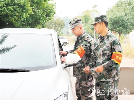 雅瑶镇森林防火值守点工作人员正在对进入林区的车辆进行登记。