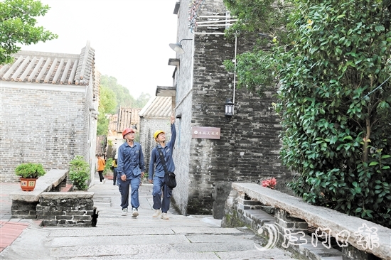 鹤山供电局大力提升新时代乡村电气化水平。图为供电人员在雅瑶镇陈山村开展日常巡检工作。