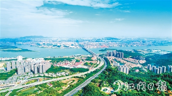 今年以来，鹤山市以拔头筹、争上游的奋进姿态，建典型、作示范，推动“百千万工程”加力提速、全面突破。图为鹤山城区新貌。