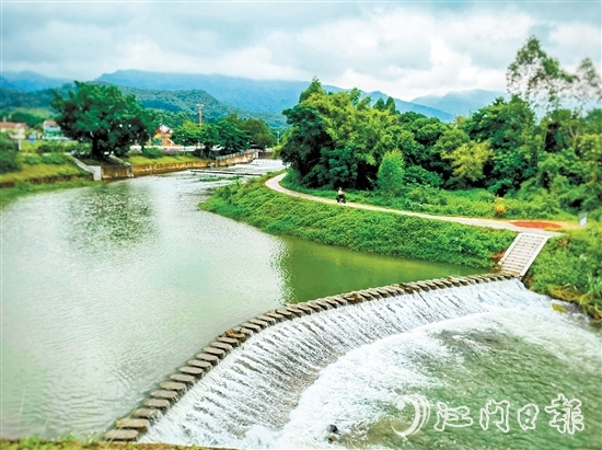 鹤山市深入推进全域水经济试点建设、河湖长制工作，治理保护水环境，大力发展水经济，做好做活“水文章”。图为鹤城镇三堡河五星村段。