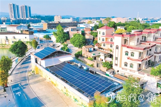 鹤山市成功入选全省首批25个县（市、区）“光伏+建筑”应用试点区域。图为龙口镇青文村推进农房光伏改造项目。