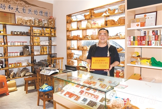 在恩平烟草的指导帮助下，升级改造后的农网烟草零售商铺面貌焕然一新。
