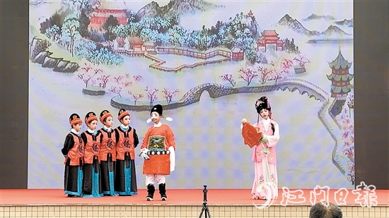 “小小红豆班”小学员表演粤剧折子戏《春草闹堂之上路》。
