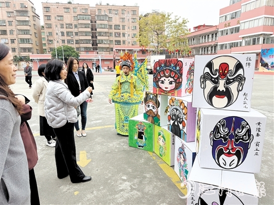 “小小红豆班”小学员以粤剧扮相介绍粤剧脸谱绘画作品。