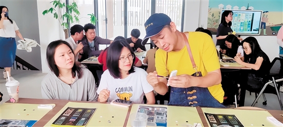 黄蔚（右）指导学员制作微缩景观。