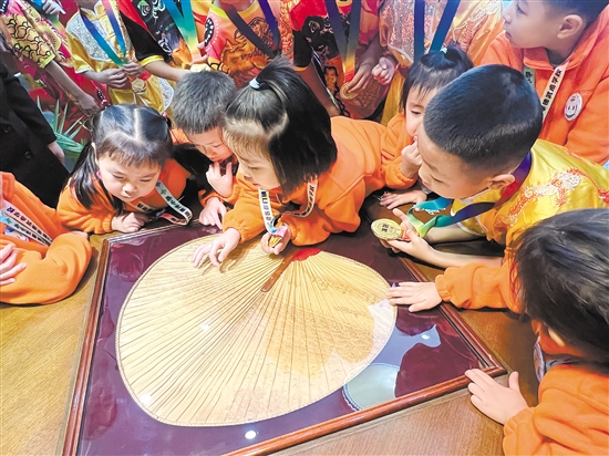 我市“小醒狮”与七台河市“冠军宝宝”参观葵博园，现场欣赏各种葵艺制品。