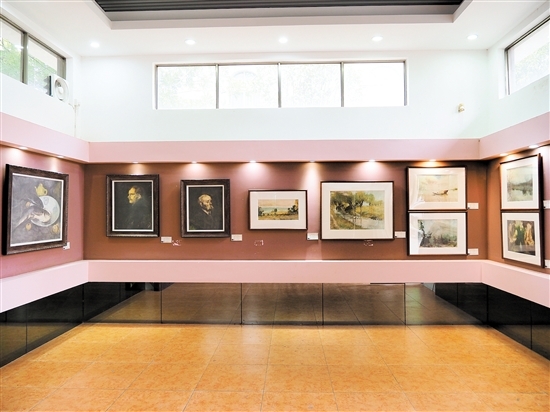 当代名画家临摹李铁夫手迹的作品在铁夫画阁展出。
