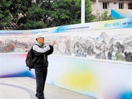 市民正在欣赏“大美江门”主题百米写生国画长卷。