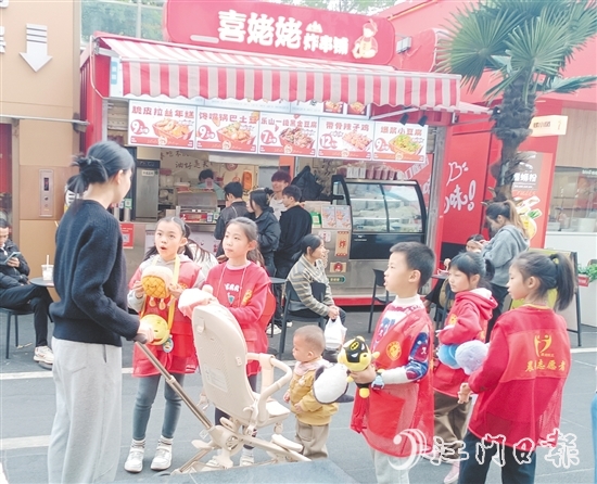 统一身着志愿者服装的孩子们化身“爱心小掌柜”，向顾客推销商品。