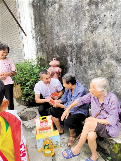 陈德洪（左一）在新会区梅江村慰问长者。