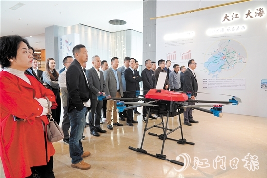 企业家们参观龙溪湖江海区产业展厅。