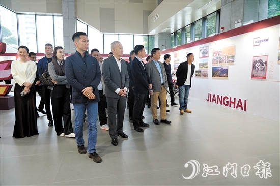 企业家们参观江海区建区30周年档案展。