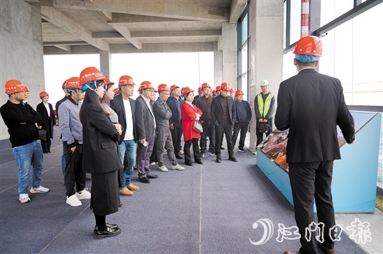 企业家们从江海区社会智慧治理技术创新中心16楼俯瞰安全应急产业园。