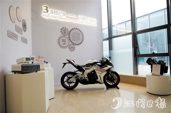 龙溪湖江海区产业展厅展示着一辆“江海造”摩托车。