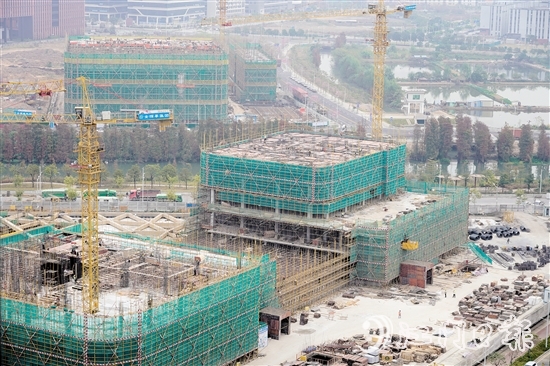 江门安全应急产业园区内，各项目正如火如荼建设中。