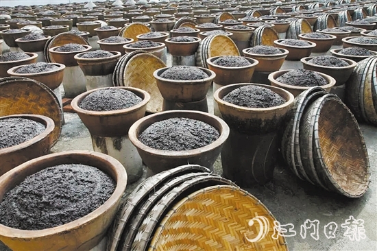鹤山市东古调味食品有限公司坚持百年古法酿造工艺，打造百年“老字号”企业。