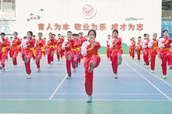 址山小学在全校范围内推广普及咏春、龙狮文化。图为该校学生在练习咏春拳操。