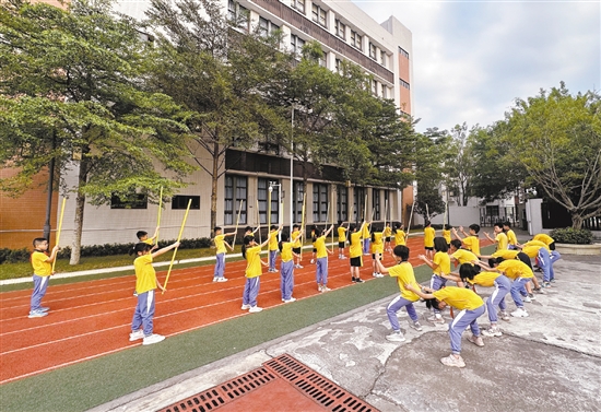 址山小学成立咏春社团和龙狮社团，提升学生的武术水平。图为学生们在龙狮社团的训练场景。