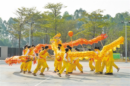 址山小学为学生搭建多元化的展示平台。图为该校龙狮社团成员在体艺社团成果展示活动中进行舞龙表演。
