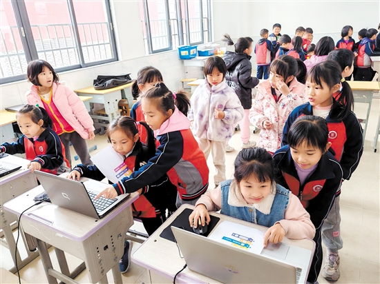 “编程小冒险”利用模块式编程工具，帮助学生了解编程的基本概念。