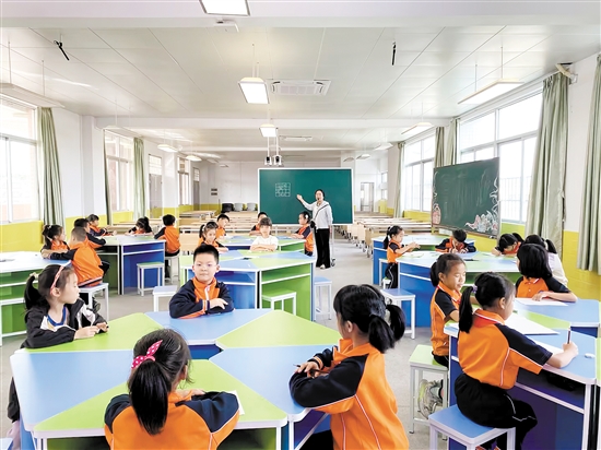 在“探秘数字世界”社团，共和镇中心小学根据学生的学习、成长需要，开设多种专题趣味课堂，让学生感受学习数学的乐趣。