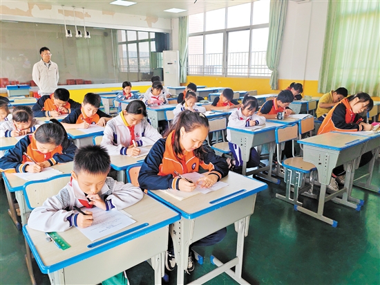 学生在“探秘数字世界”社团活动中挑战数学难题。